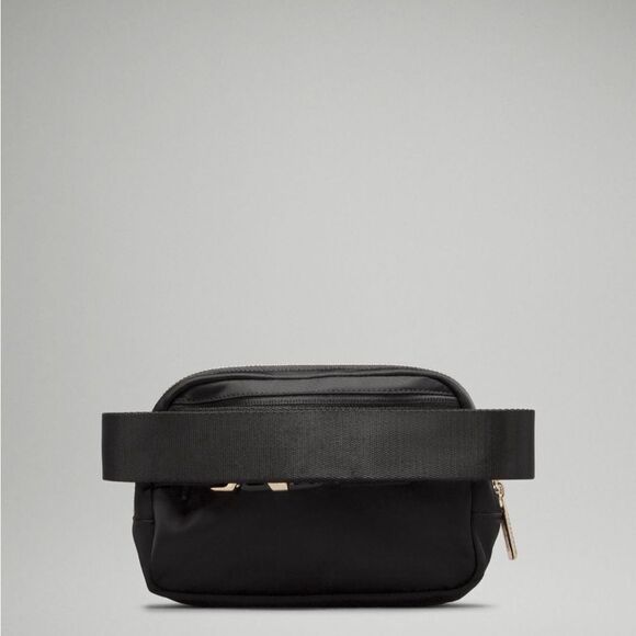 NWT Lululemon Everywhere Belt Bag in Black & Gold Metal Hardware Extended Strap - Picture 3 of 6